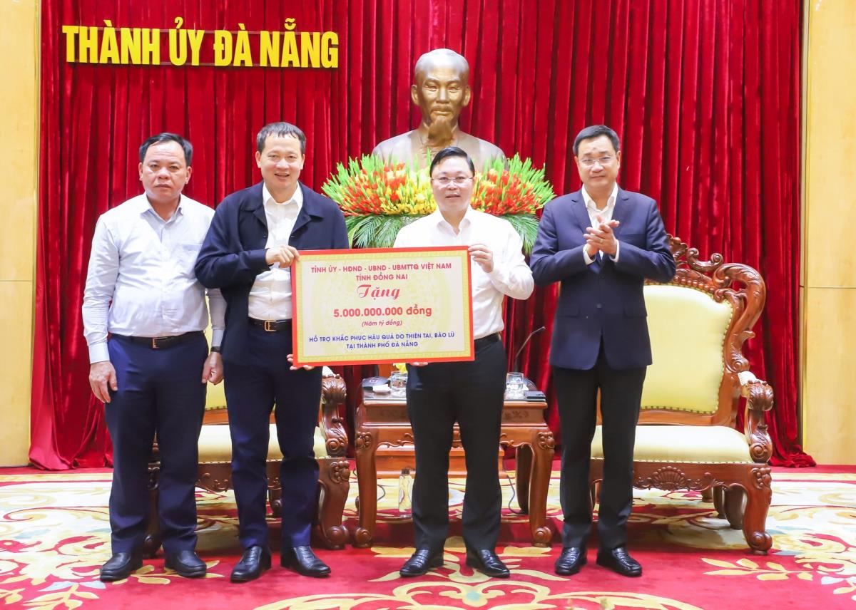 Bí thư Tỉnh ủy tỉnh Đồng Nai Vũ Hồng Văn trao hỗ trợ cho lực lượng quân đội