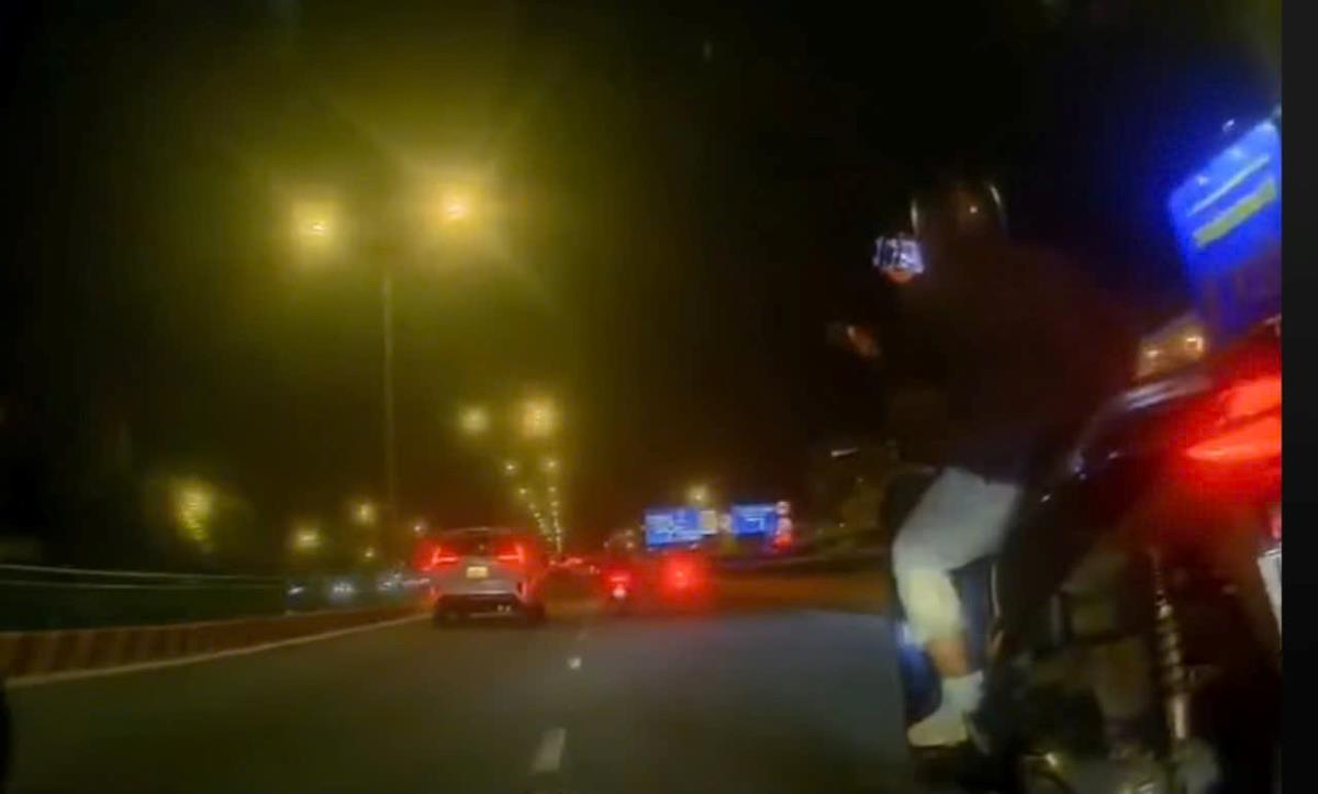 Hình ảnh Clip ghi lại cảnh nam thanh niên sử dụng điện thoại khi lái xe