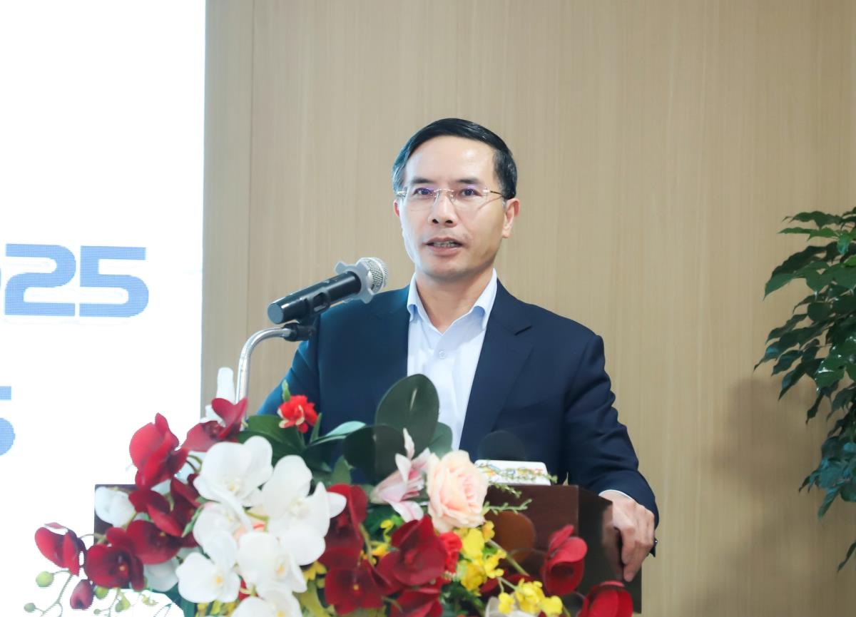 Lãnh đạo thành phố và Kho bạc Nhà nước Việt Nam tặng hoa chúc mừng những kết quả nổi bật của ngành Tài chính thành phố.