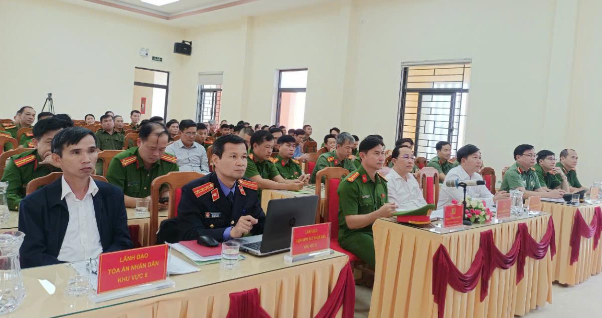 Các đại biểu chụp ảnh lưu niệm.