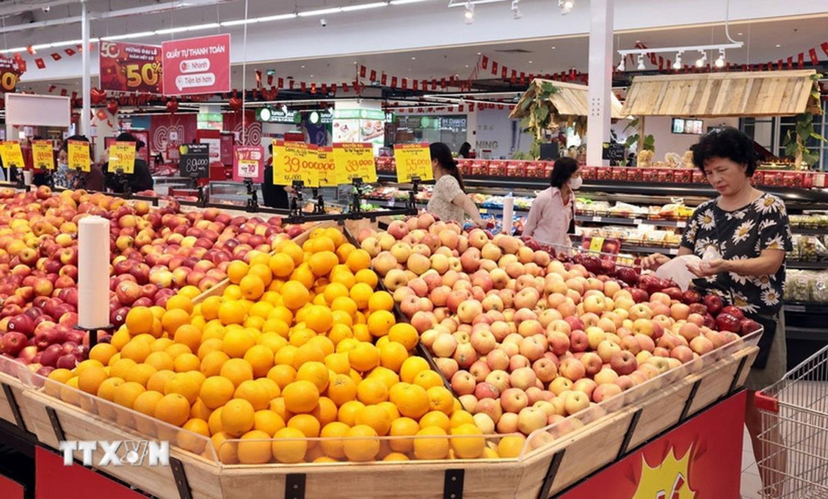 Mua sắm tiêu dùng góp phần tăng trưởng kinh tế Việt Nam. Ảnh: TTXVN