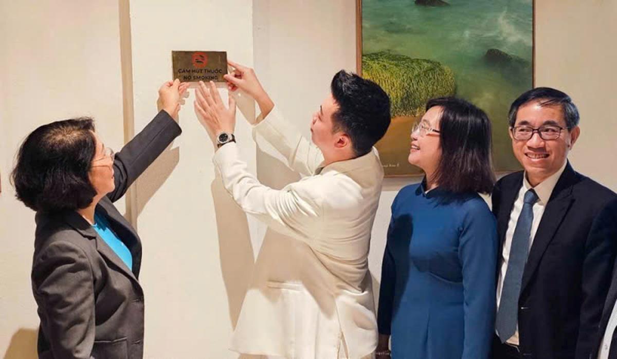 Gắn biển "cấm hút thuốc" tại nhà hàng ở Đà Nẵng.