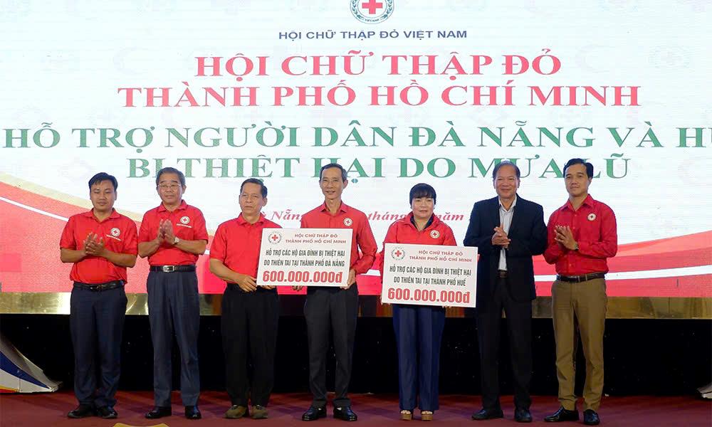 Hội CTĐ TP Hải Phòng trao tặng hỗ trợ cho Hội CTĐ TP Đà Nẵng và Hội CTĐ TP Huế.