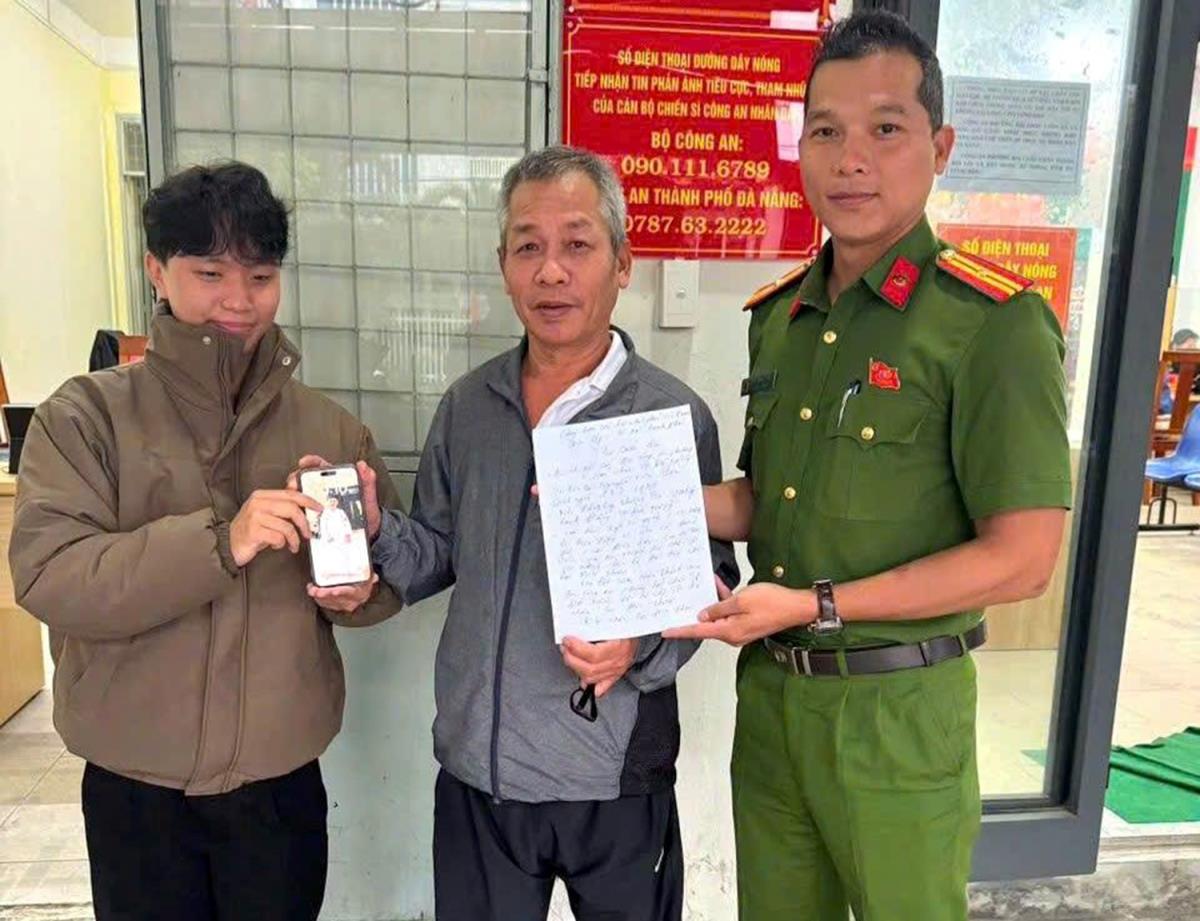 Anh Tài trao lại tài sản cho ông Sơn.