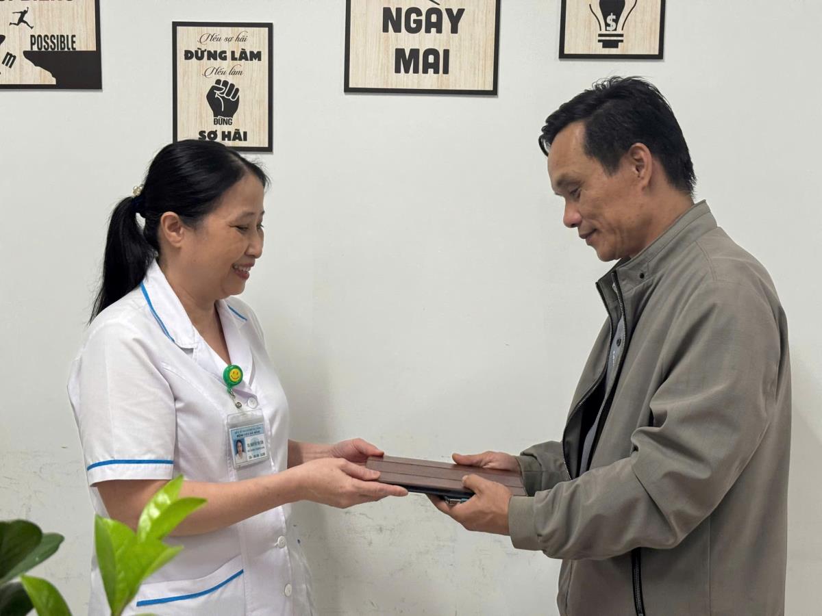 Anh Quyền vui mừng khi nhận lại tài sản từ chị Tân.