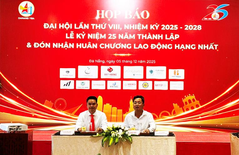 Hội Doanh nhân Trẻ Đà Nẵng trao quà ủng hộ đồng bào trên địa bàn TP Đà Nẵng bị lũ lụt vào cuối tháng 11-2025 vừa qua.