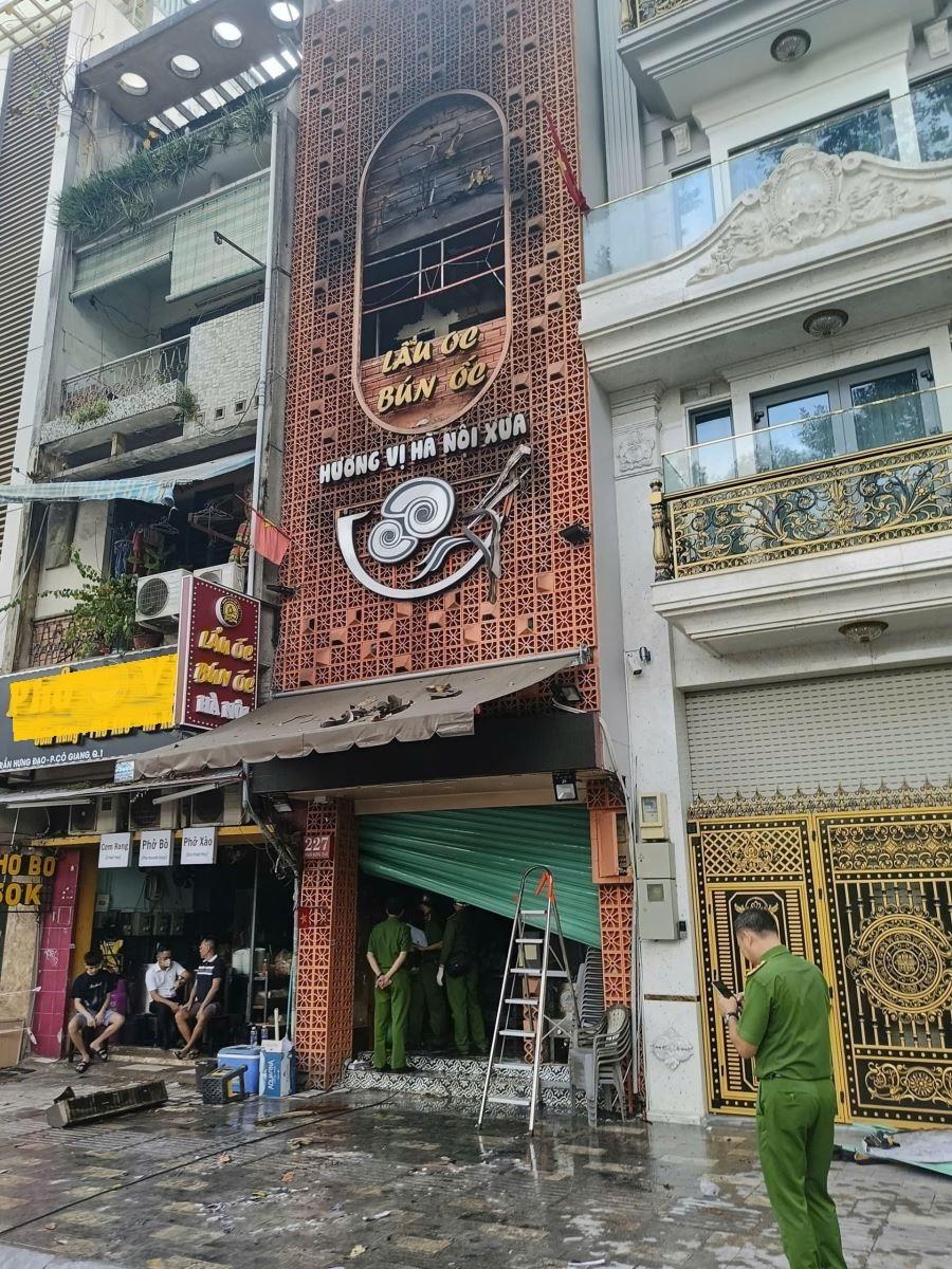 Một nạn nhân bị thương trong vụ cháy đang được chữa trị tại bệnh viện.