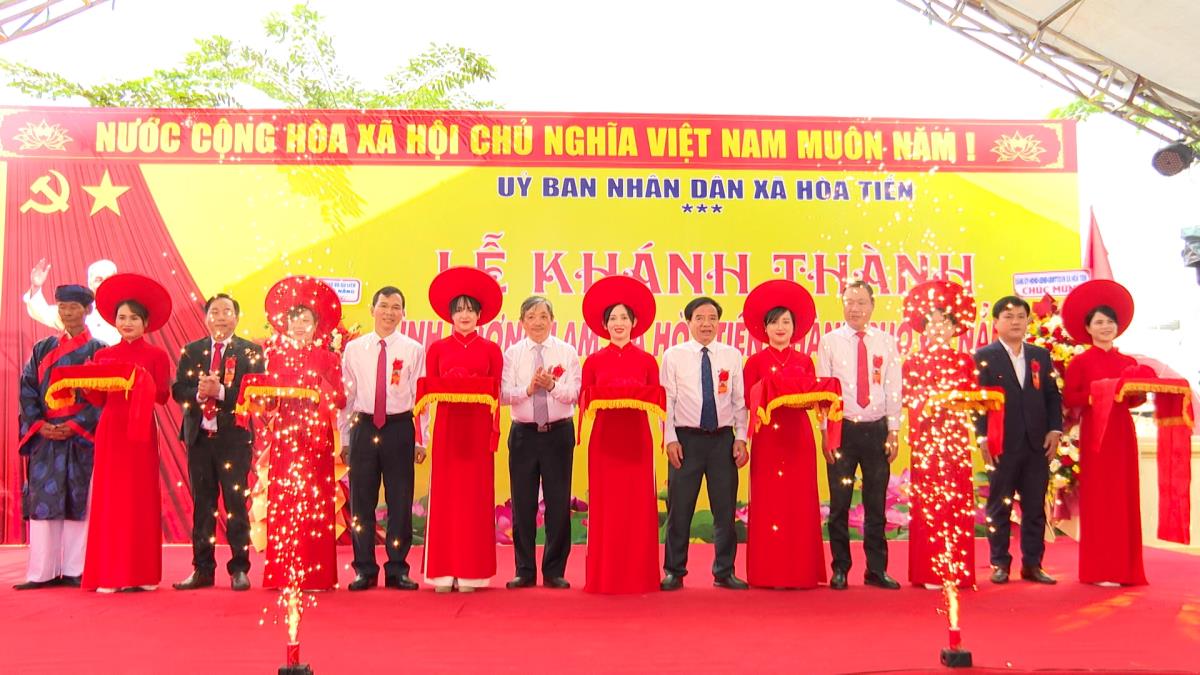 Đại biểu thực hiện nghi thức cắt băng khánh thành đình Hương Lam.