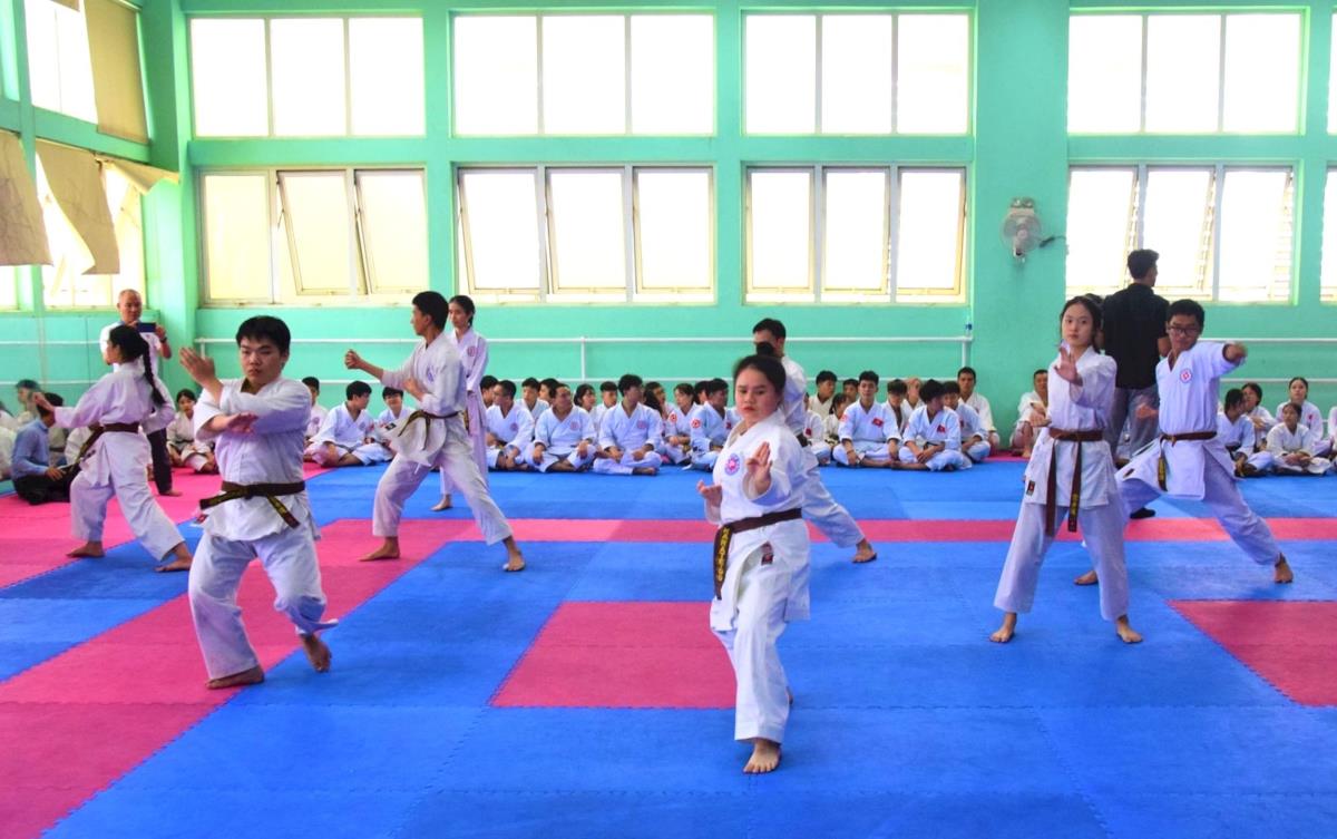 Các HLV, võ sinh chụp ảnh lưu niệm tại kỳ thi.