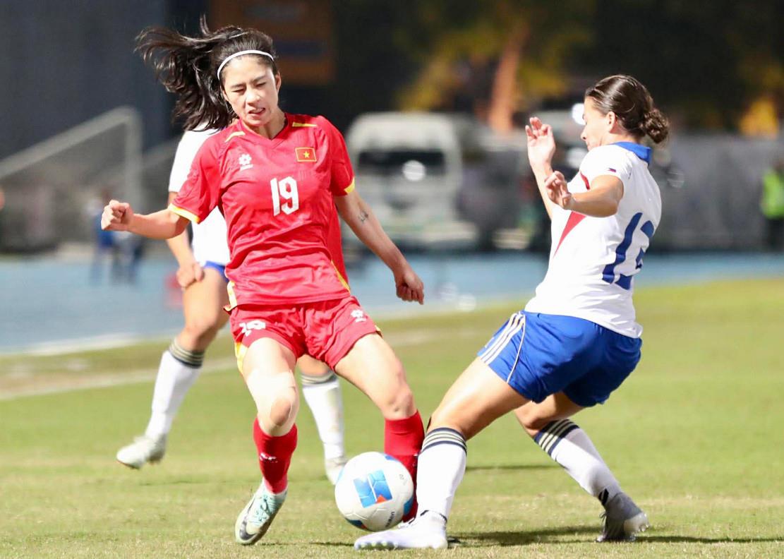 Phung phí quá nhiều cơ hội, tuyển nữ Việt Nam (trái) phải trả giá đắt.