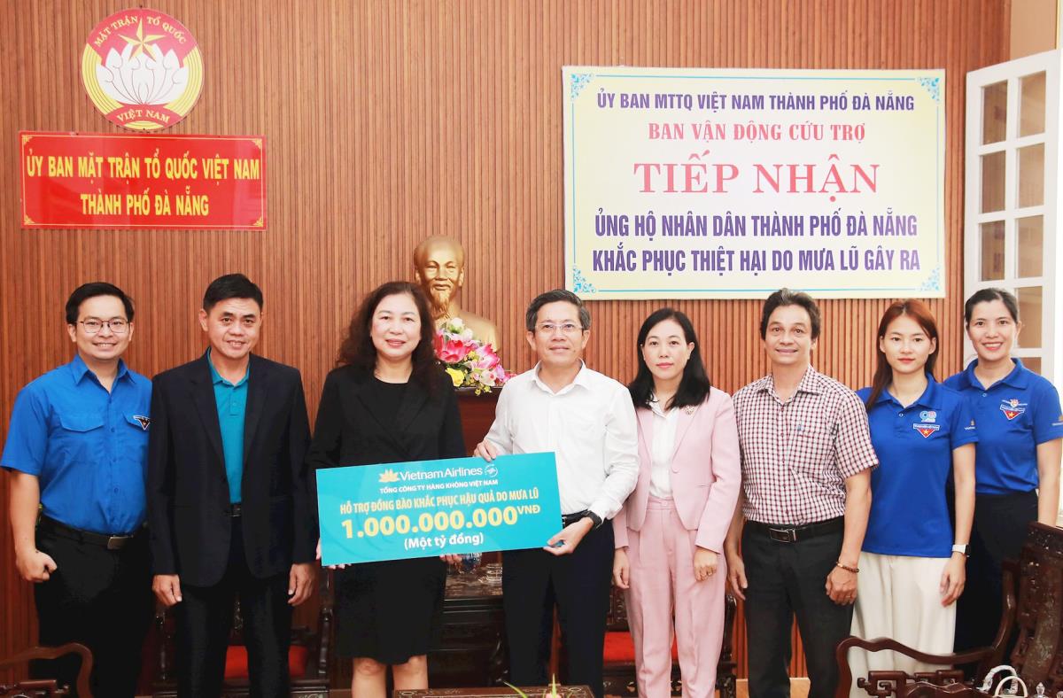 Vietnam Airlines tặng 1.000 tấm chăn ấm cho người dân TP Đà Nẵng bị bão lũ.