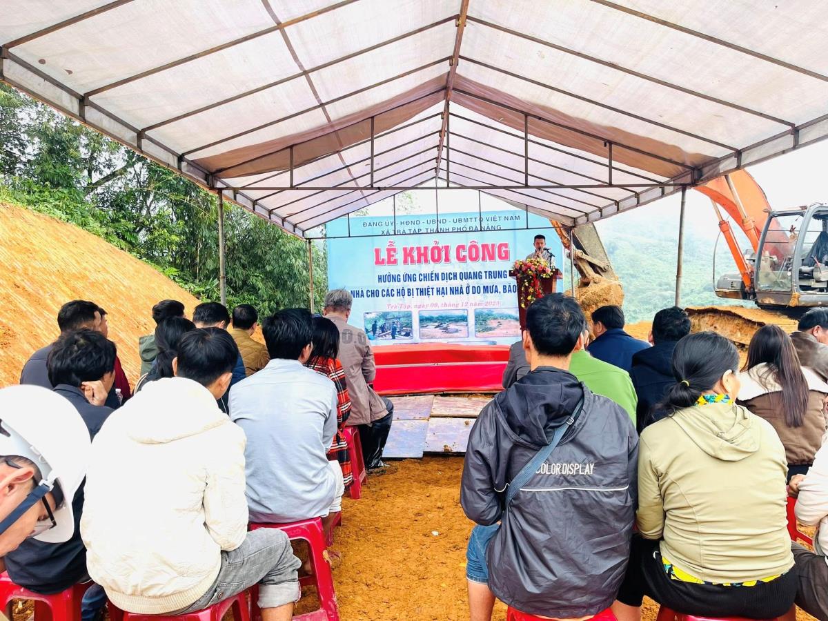 Các đại biểu chụp hình kỷ niệm tại lễ khởi công.