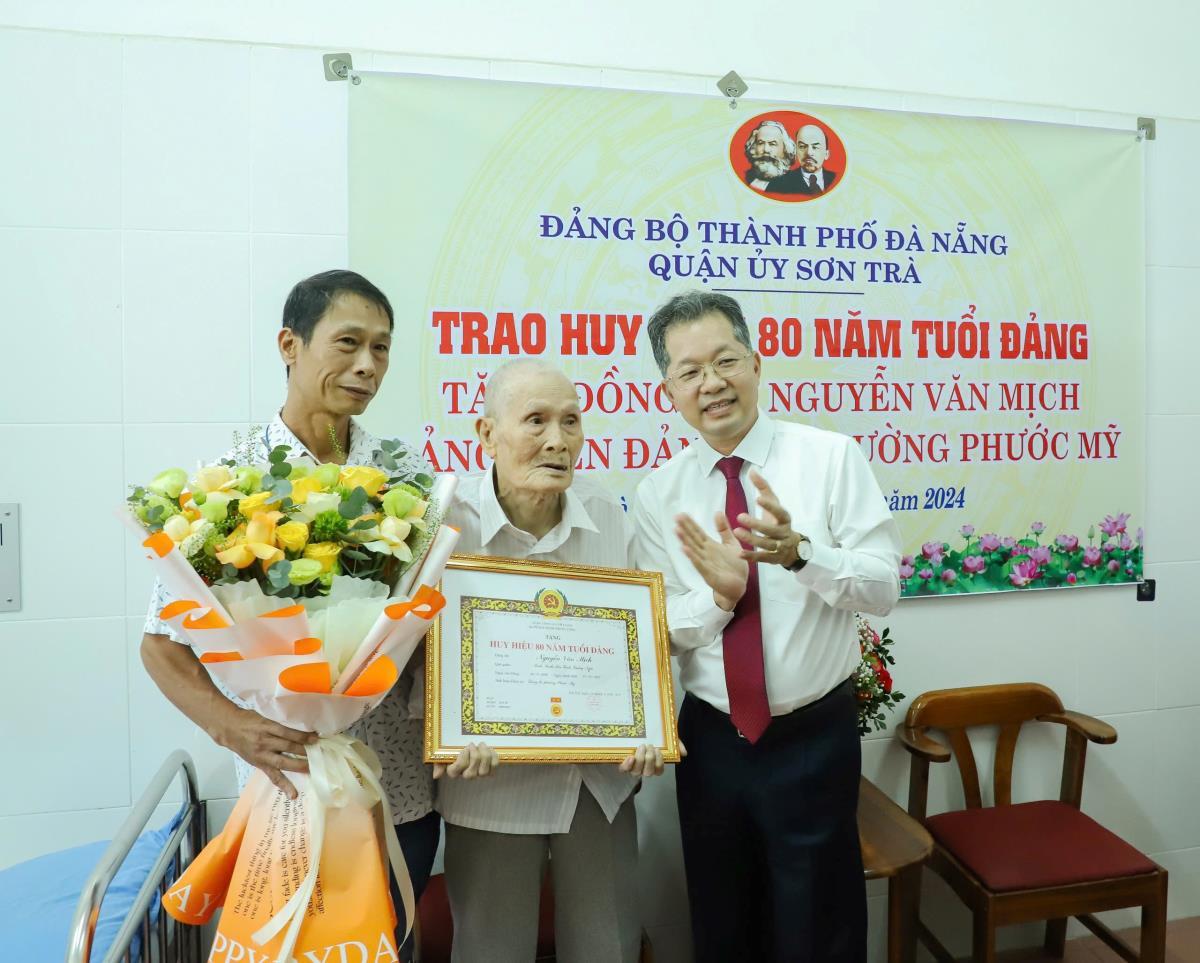 Bí thư Quận ủy Liên Chiểu Nguyễn Hà Bắc khen thưởng các tổ chức cơ sở đảng trong công tác tạo nguồn, phát triển đảng viên.