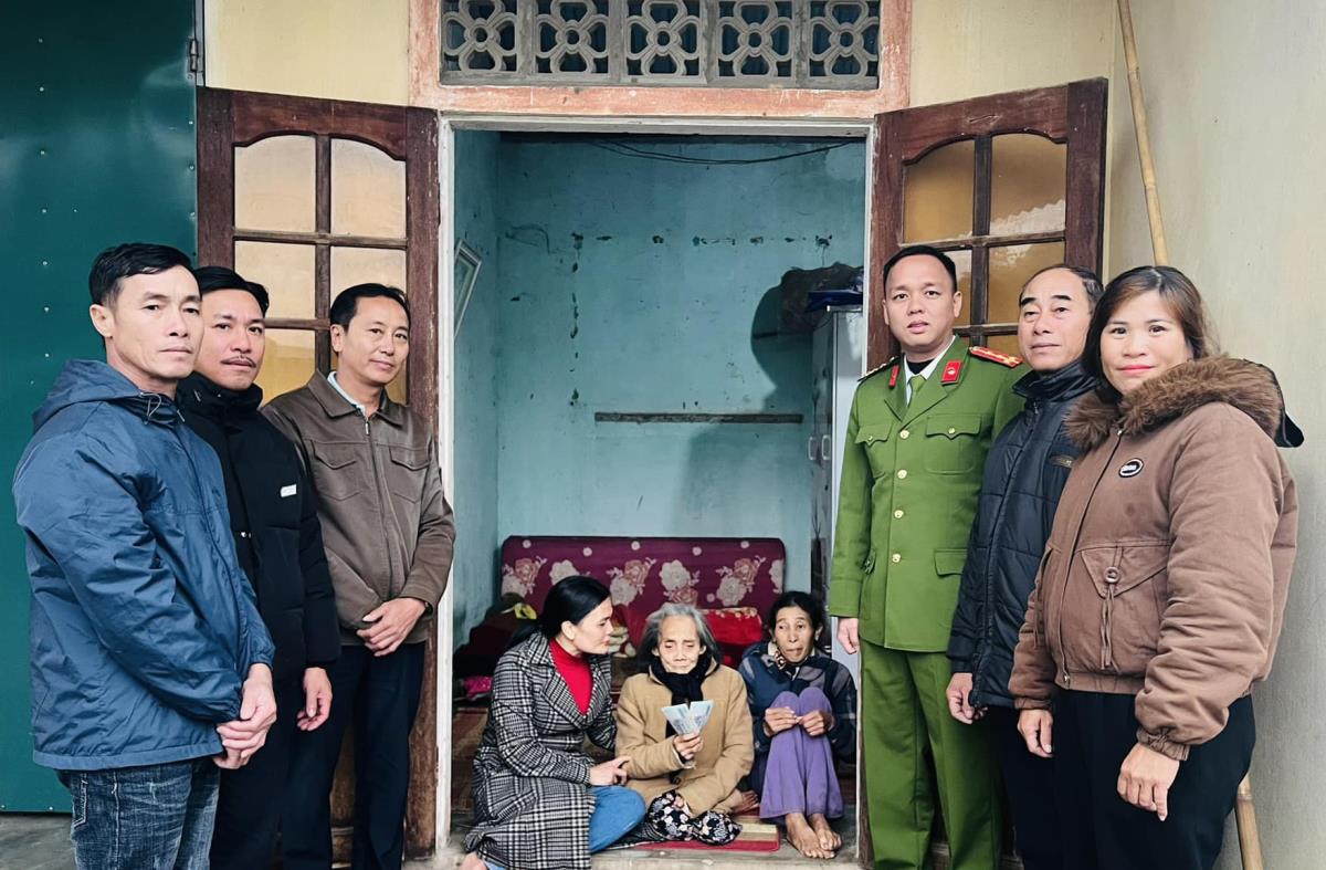 Chị Hoa đưa cuốn tập vở có trang giấy xé giở dùng để gói số tiền bị đánh rơi cho cán bộ CAX kiểm tra, xác minh.