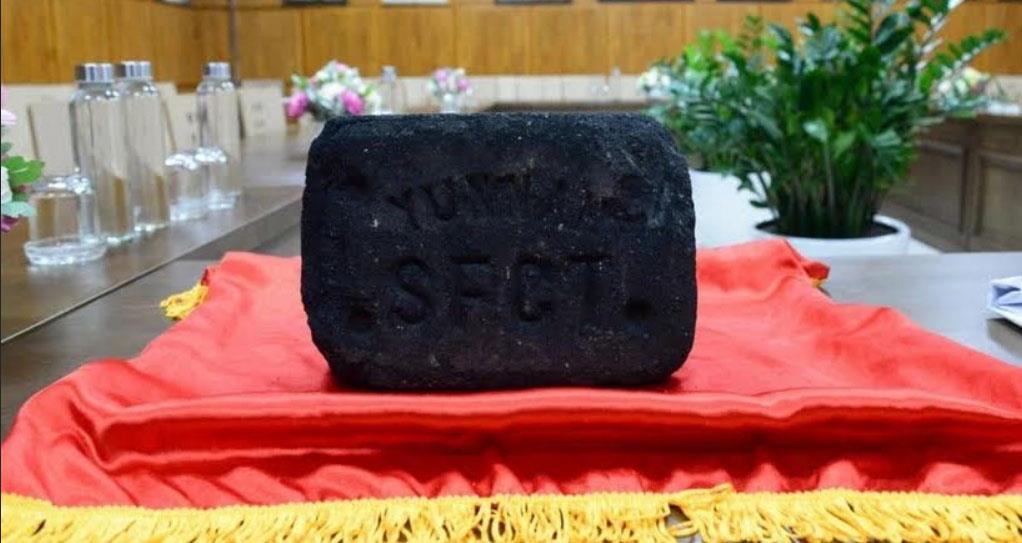 Viên than luyện có khắc 4 chữ viết tắt SFCT. (Ảnh: Báo Quảng Ninh)
