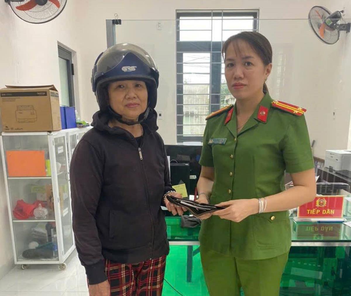 Bà Nở giao nộp chiếc ví nhặt được cho Công an xã Duy Trung.