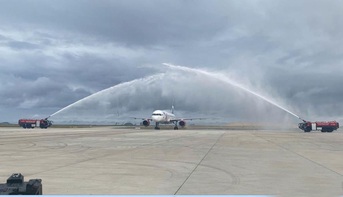 Nghi thức phun nước tạo cổng chào đón du khách Nga.