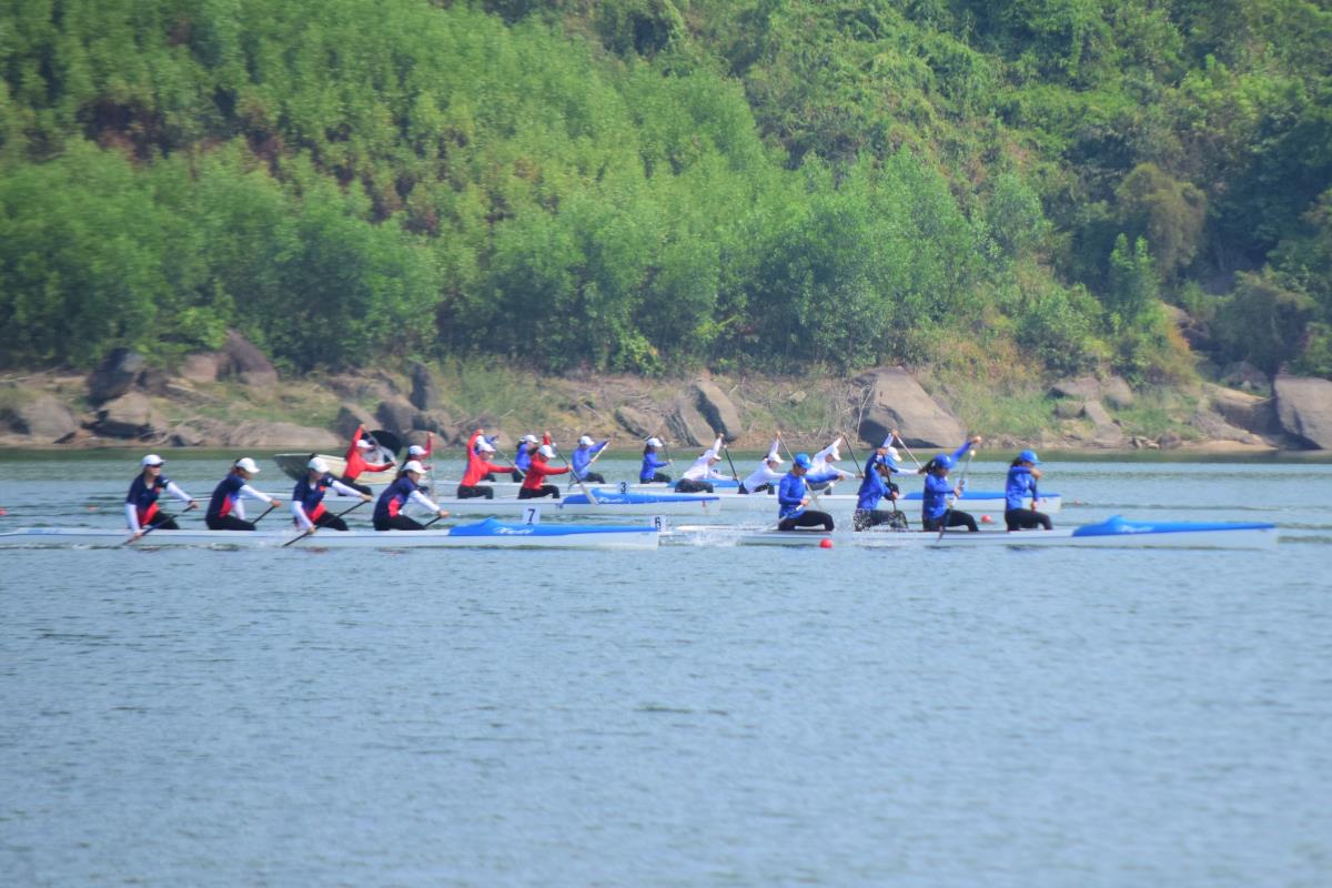 Thi đấu nội dung Canoeing.