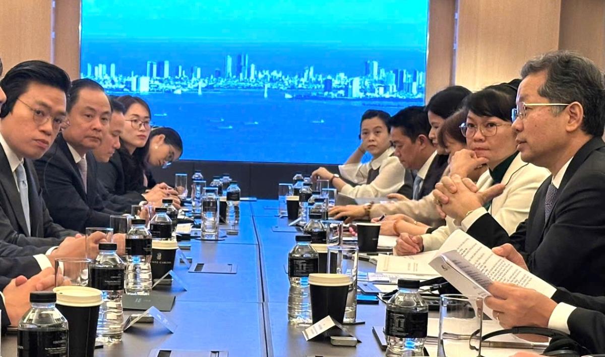 Bí thư Thành ủy Nguyễn Văn Quảng (bên phải) và đại diện Vistra Group.