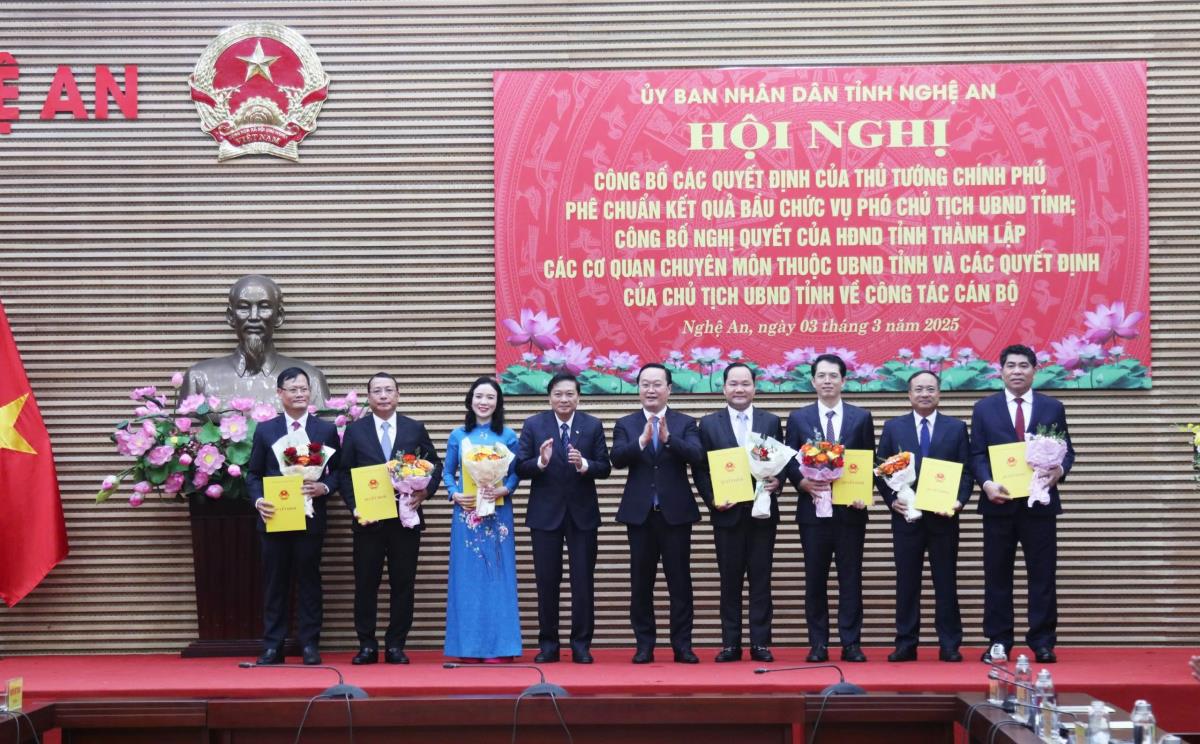 Lãnh đạo tỉnh Nghệ An trao quyết định bổ nhiệm, tặng hoa chúc mừng các Giám đốc Sở.