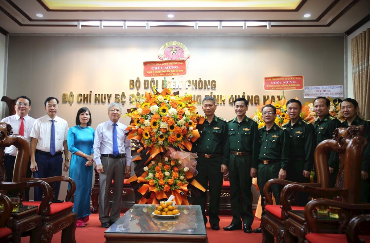 Đại tá Nguyễn Thành Long tặng hoa chúc mừng Bộ Chỉ huy BĐBP tỉnh Quảng Nam.