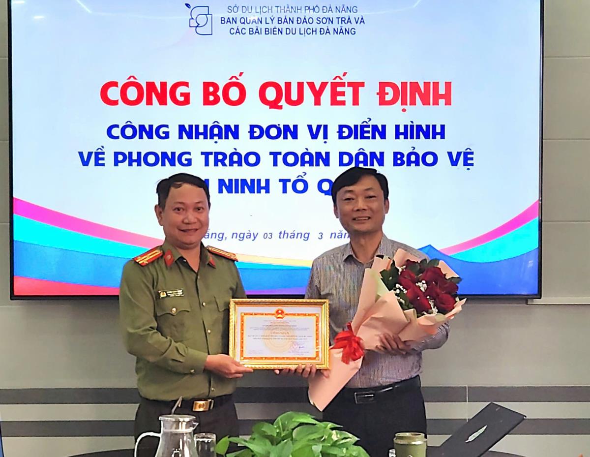 Thừa ủy quyền, Thượng tá Đặng Công Vinh trao Quyết định công nhận đơn vị điển hình về phong trào Toàn dân bảo vệ an ninh Tổ quốc năm 2024 cho đại diện Ban quản lý Bán đảo Sơn Trà và các bãi biển du lịch Đà Nẵng.