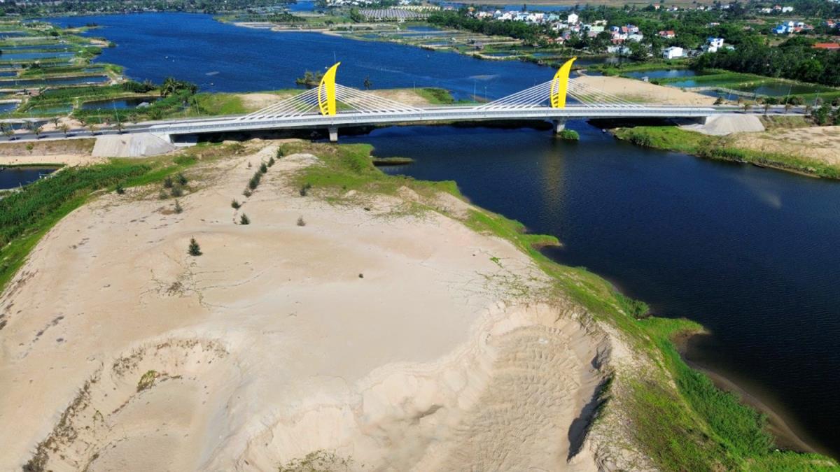 Nguồn cát dưới sông Cổ Cò sau nạo vét được đưa lên bờ, qua nhiều năm nhưng chưa bán đấu giá được.