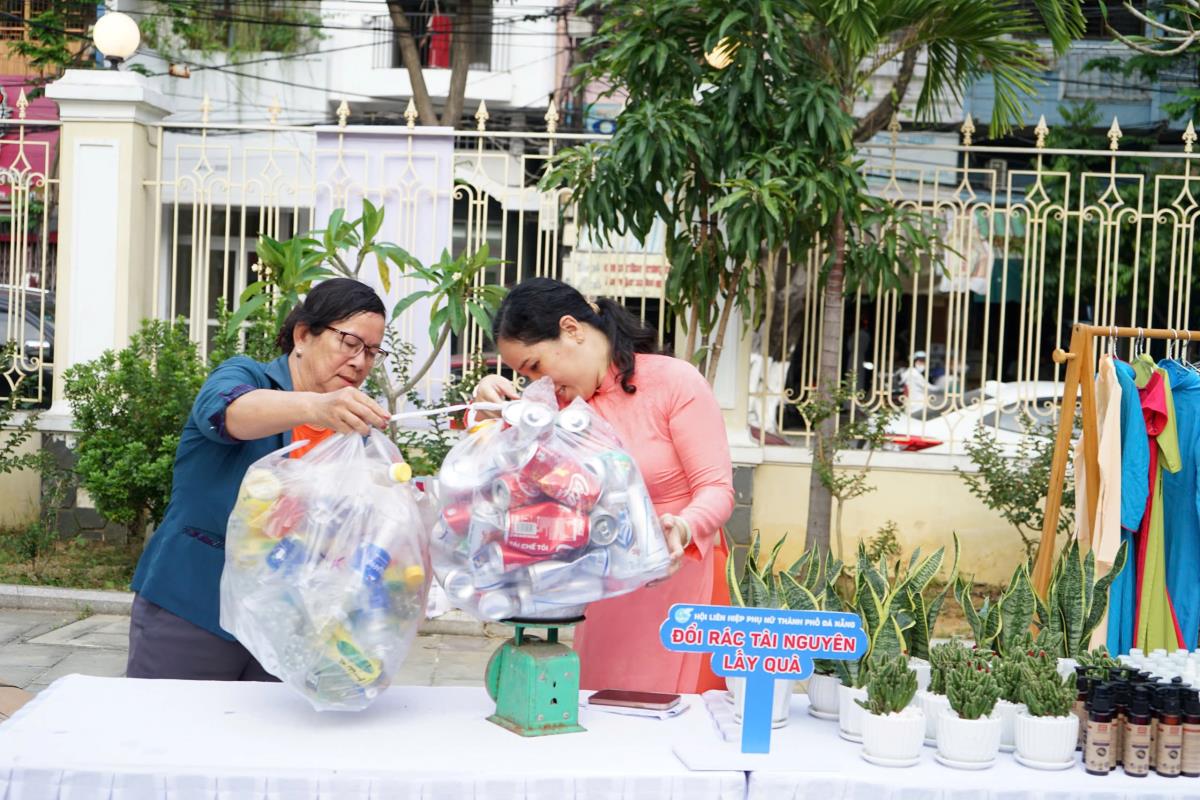 “Gian hàng áo dài không đồng – chia sẻ yêu thương”