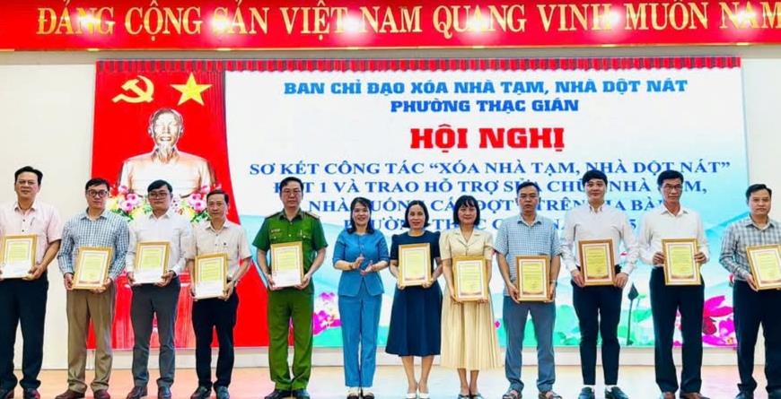 Trao ghi nhận tấm lòng vàng của các tổ chức, cá nhân.