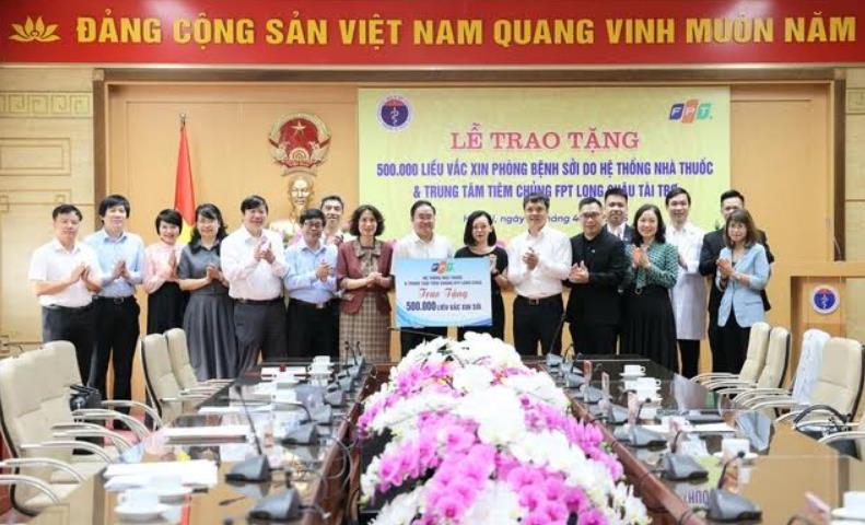 Bộ Y tế tiếp nhận 500.000 liều vaccine phòng bệnh sởi do FPT Long Châu tài trợ (ảnh: Cổng Bộ Y.T).