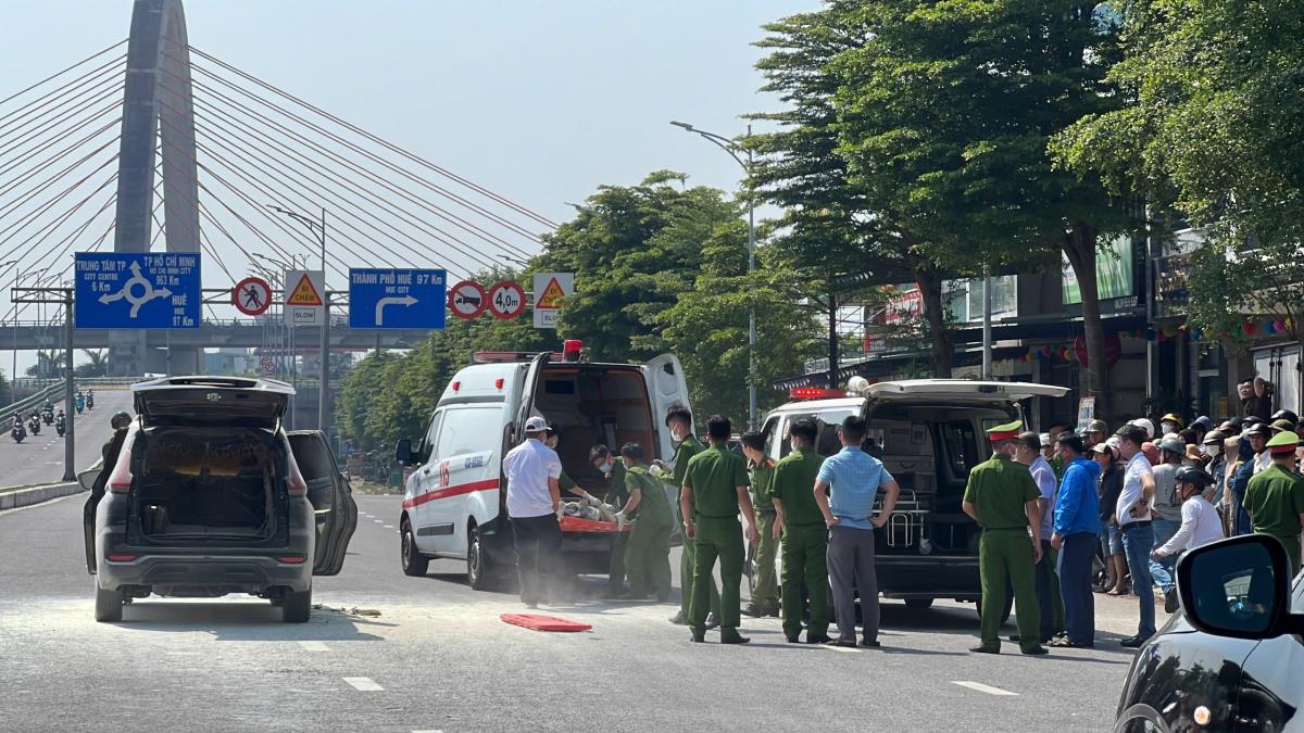 Lực lượng Công an tiến hành khám nghiệm hiện trường.
