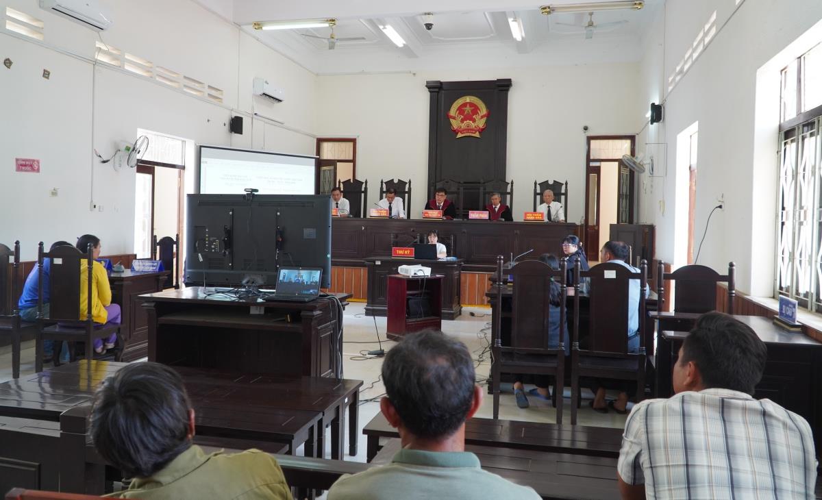 Phiên tòa xét xử bị cáo A Long.