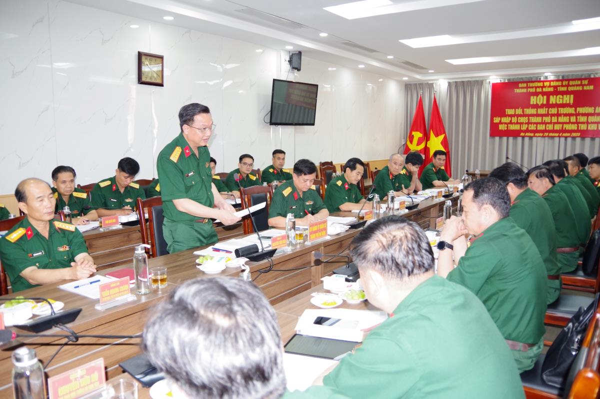 Đại tá Nguyễn Văn Hòa, Chỉ huy trưởng Bộ CHQS TP Đà Nẵng phát biểu tại hội nghị.