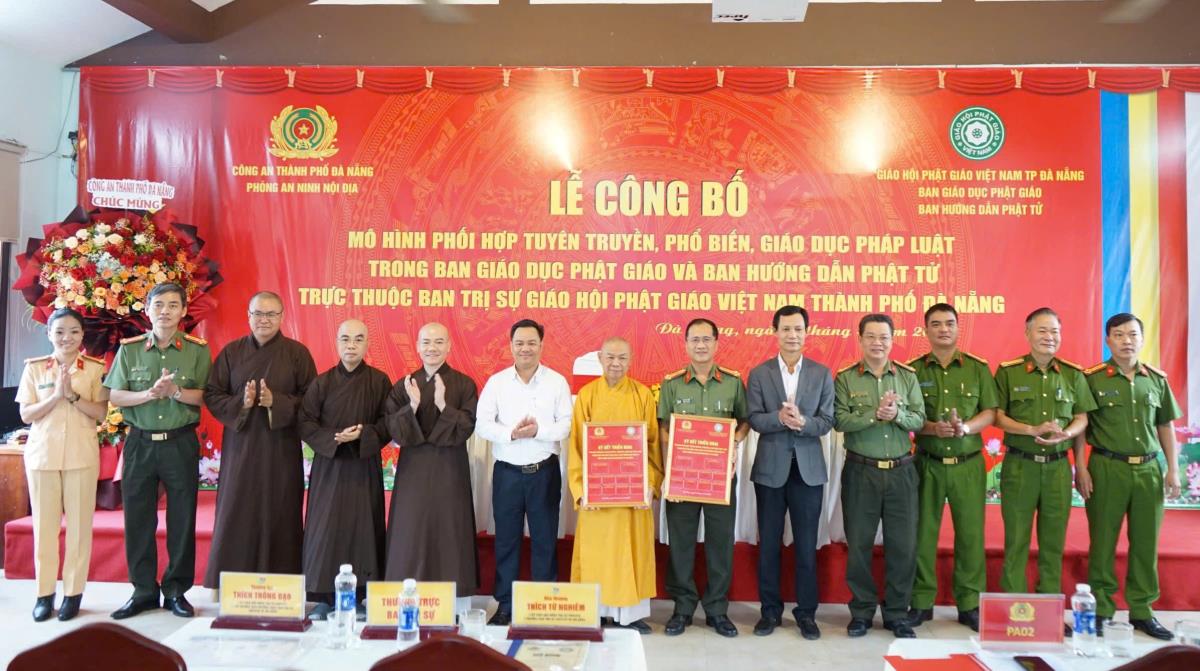 Đại diện các phòng nghiệp vụ CATP Đà Nẵng và Ban Trị sự GHPGVN TP Đà Nẵng ký kết triển khai mô hình.