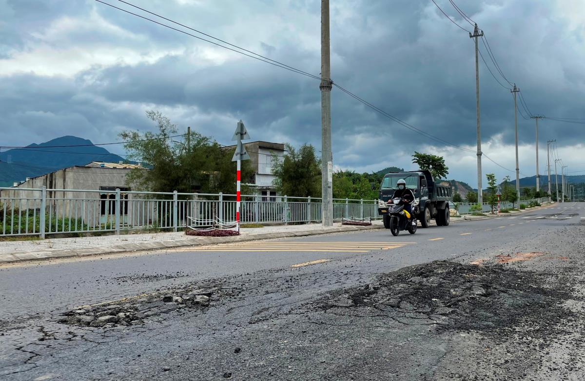 Mặt đường ĐT601 đoạn quan thôn Quan Nam 4 trước và sau khi sửa chữa.