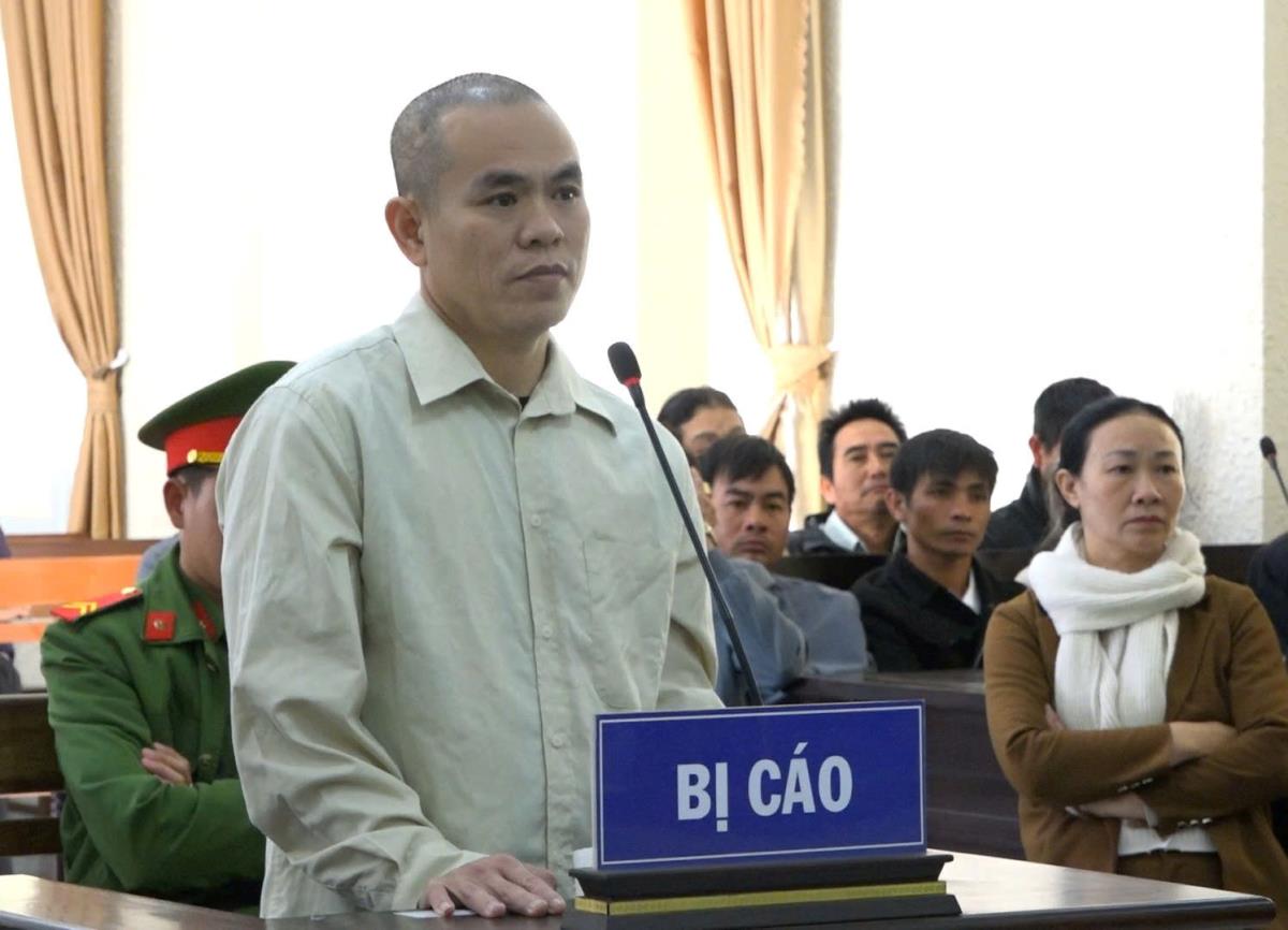 Bị cáo Hà Văn Công khai báo trước tòa.