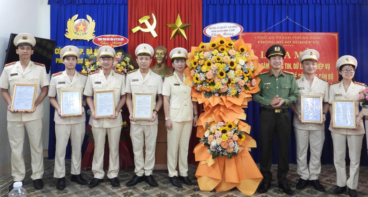 Thượng tá Nguyễn Đại Đồng trao Quyết định bố trí cán bộ và tặng hoa chúc mừng tập thể Trung tâm thông tin dữ liệu, nghiệp vụ.