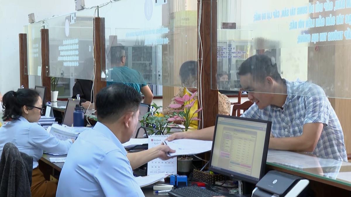 Người dân, doanh nghiệp đến giải quyết thủ tục hành chính tại bộ phận một cửa của quận Liên Chiểu.