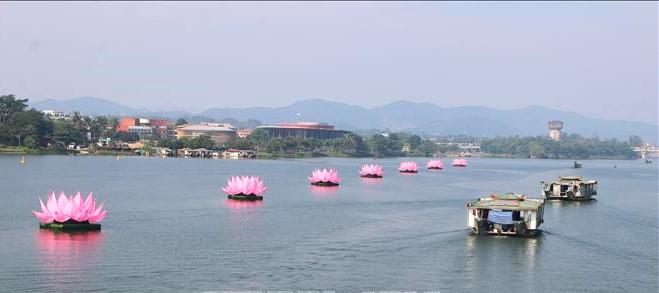 Bảy đóa sen hồng được hạ thủy giữa dòng sông Hương là điểm nhấn trong dịp Đại lễ Phật đản.