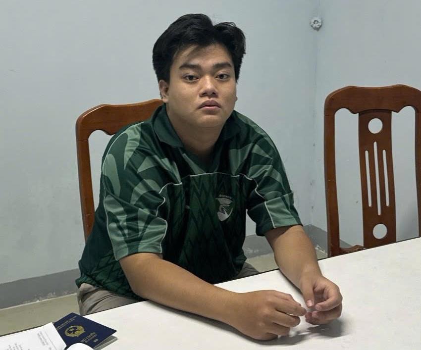 Hai đối tượng: Nguyễn Hoàng Khang (trái) và Phan Anh Duy tại cơ quan Công an.