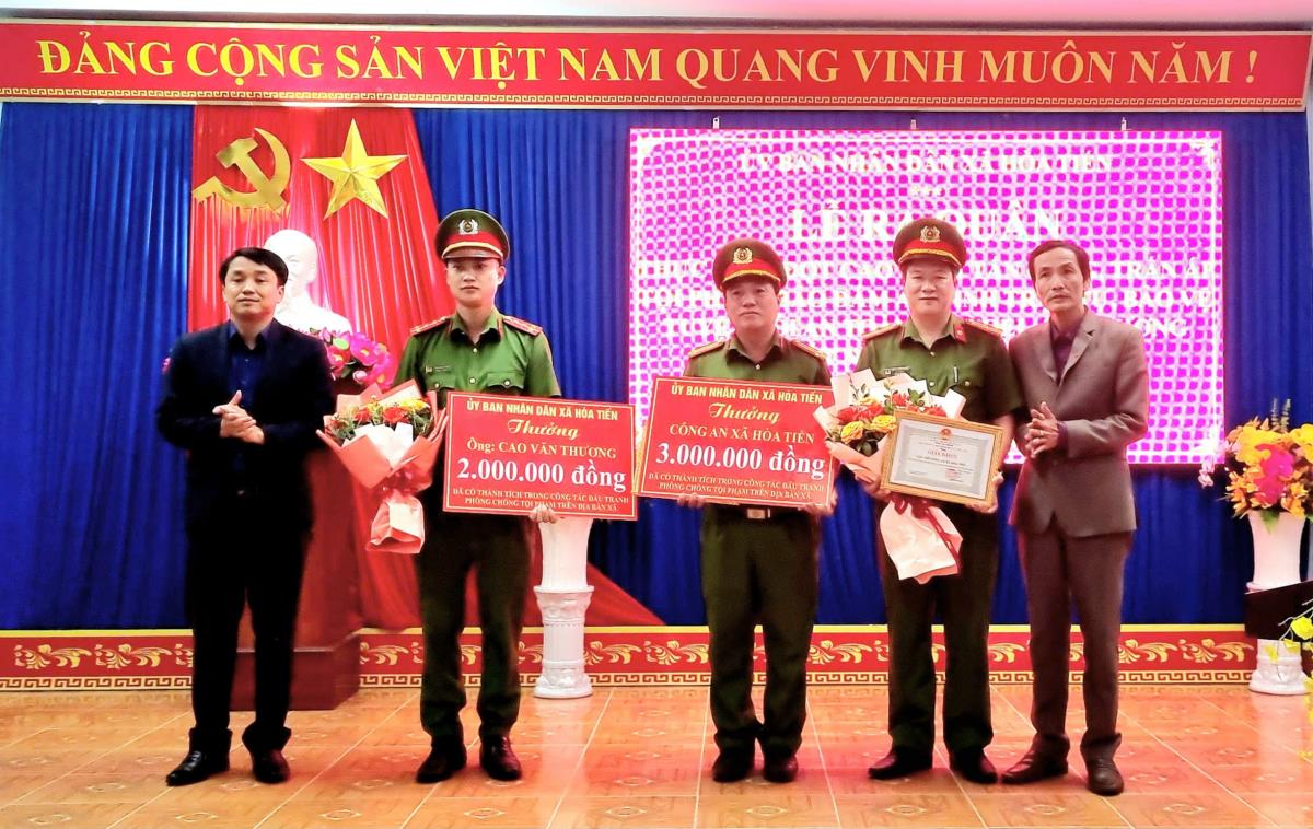 Lực lượng 8394 xã Hòa Tiến triển khai công tác tuần tra đêm.