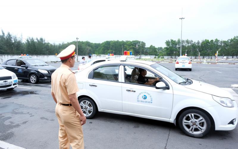 Lực lượng Cảnh sát giao thông hướng dẫn quy trình thi thực hành cho học viên.