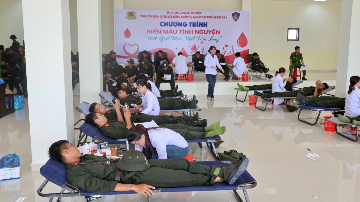 Đông đảo chiến sĩ nghĩa vụ tham gia CAND hăng hái tham gia chương trình HMTN.