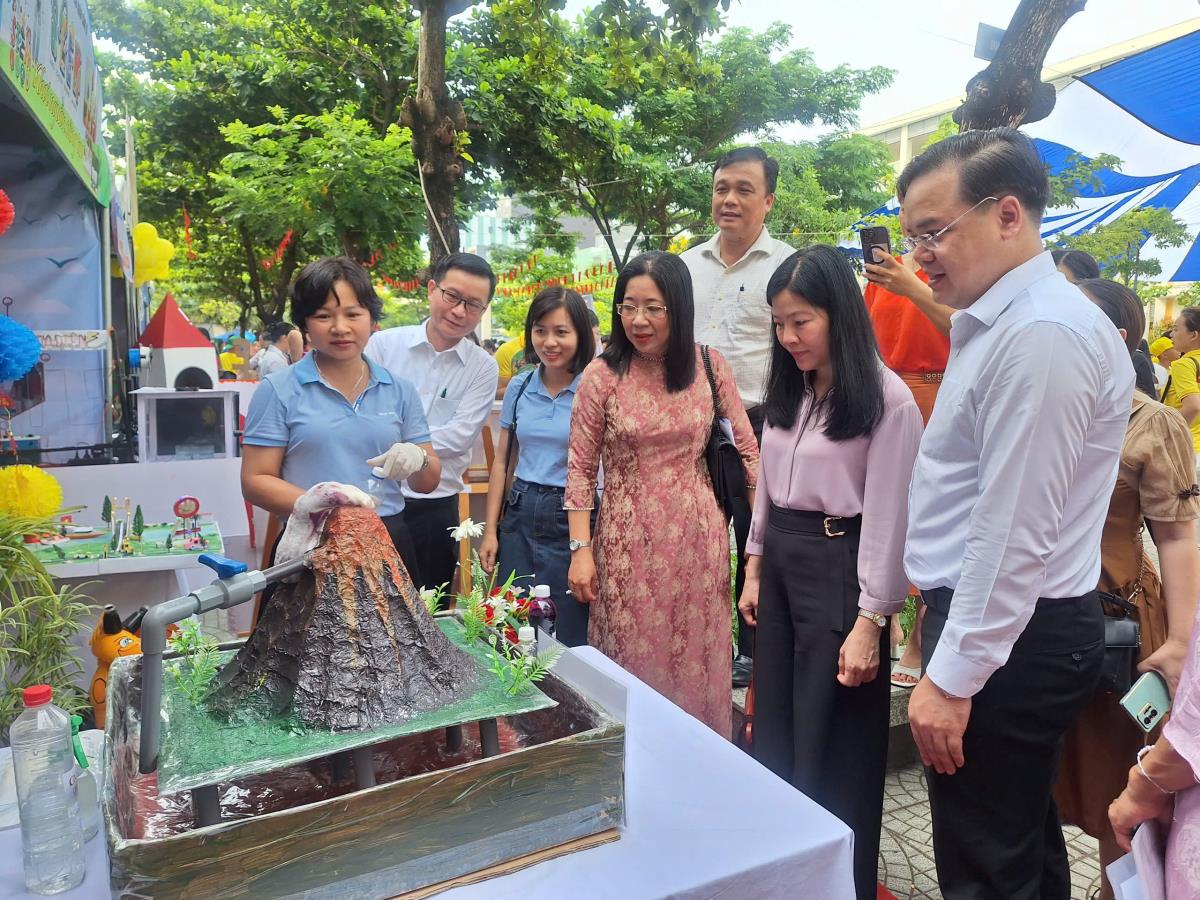 Các đại biểu tham dự sự kiện tham quan các sản phẩm STEM trưng bày tại các gian hàng.