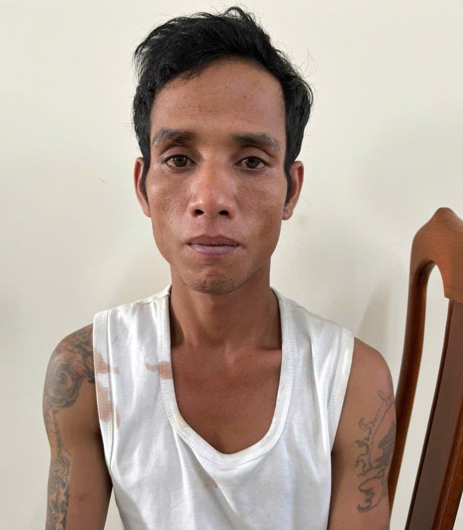 Đối tượng Rlan Plưr và số vàng tang vật vụ trộm.