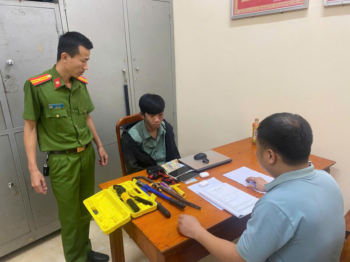 Đối tượng Nguyễn Hoài Nam bị bắt cùng tang vật.