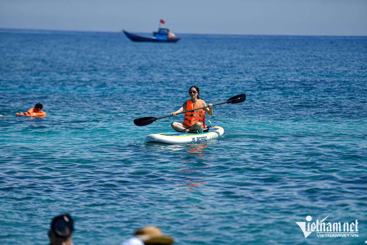 Khi ngồi trên tàu, du khách nên hít thở chậm, sâu.