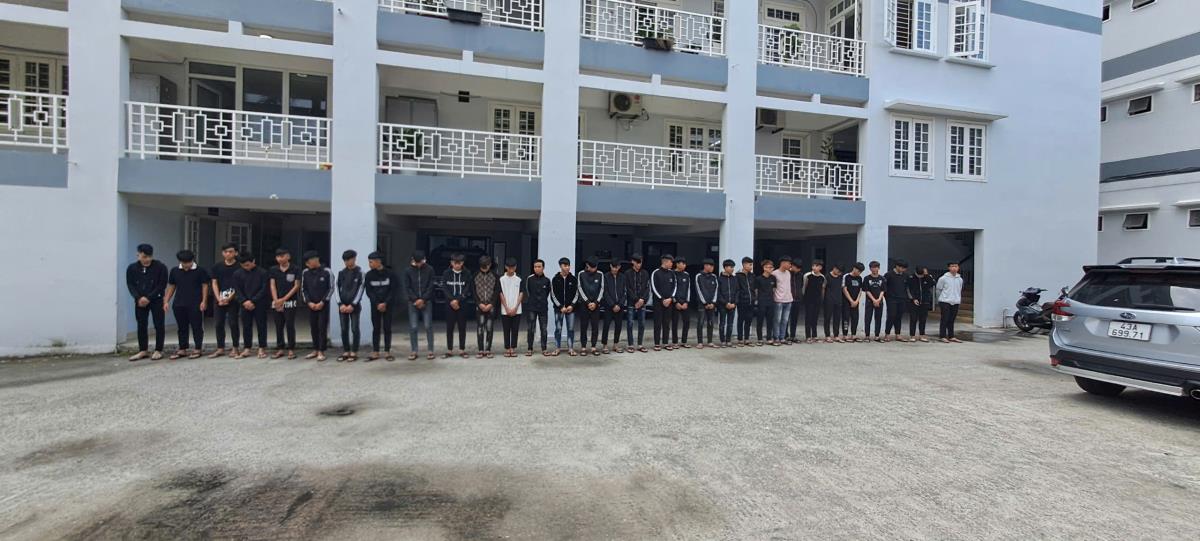 Cơ quan Công an đọc lệnh bắt tạm giam 3 đối tượng trong số 21 đối tượng bị khởi tố.