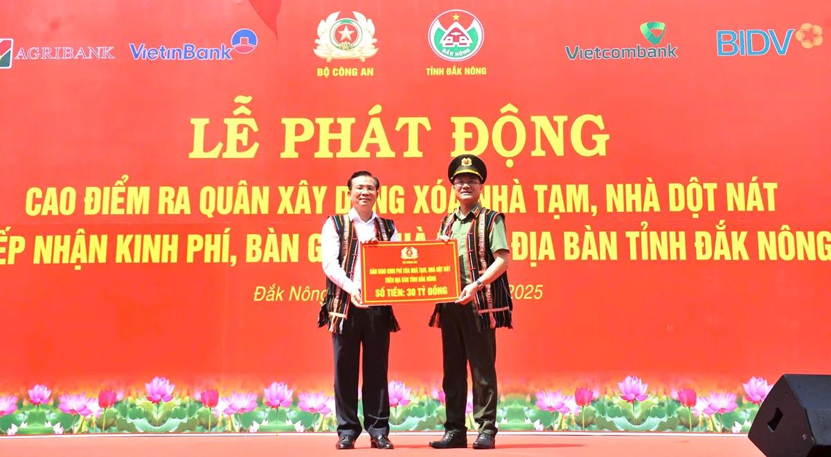 Trung tá Hoàng Thị Hồng Mận, Trưởng Công an xã Đắk Wer phát biểu