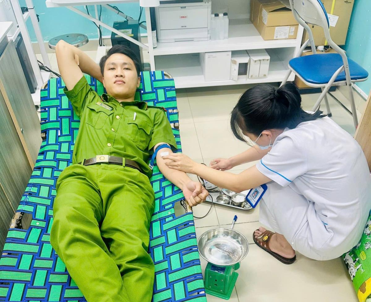Trung úy Phan Phước Đạt kịp thời hiến máu cấp cứu cho nạn nhân Đ.